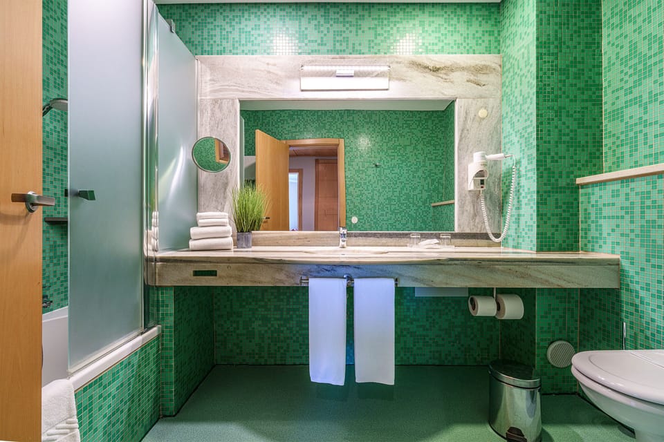 Family Room | Bathroom | Free toiletries, hair dryer, bidet, towels