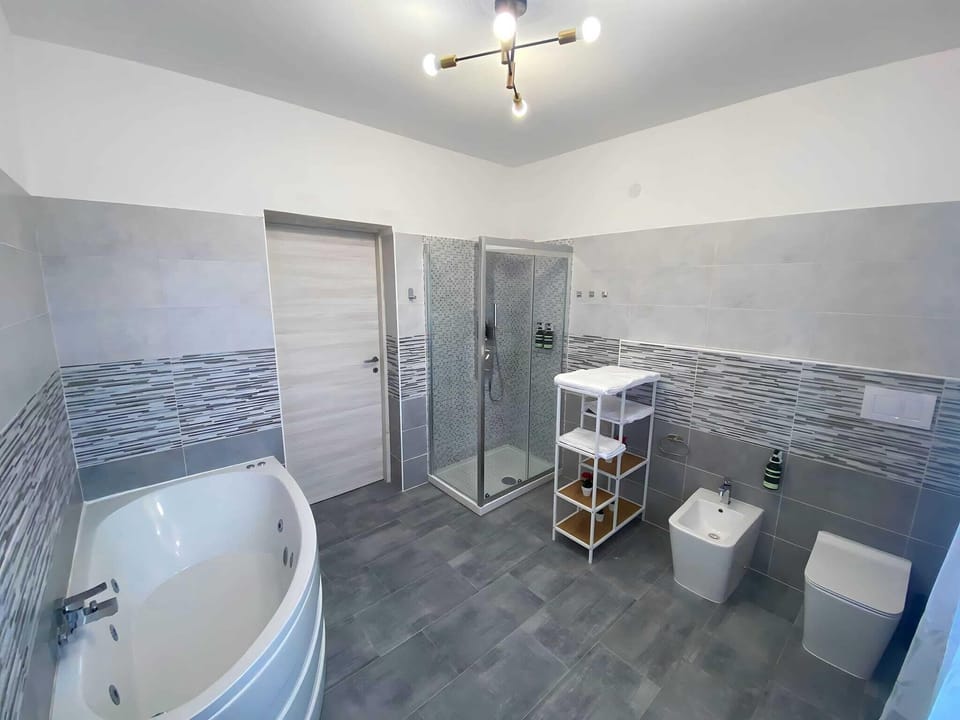 Deluxe Double Room | Bathroom | Separate tub and shower, jetted tub, hydromassage showerhead