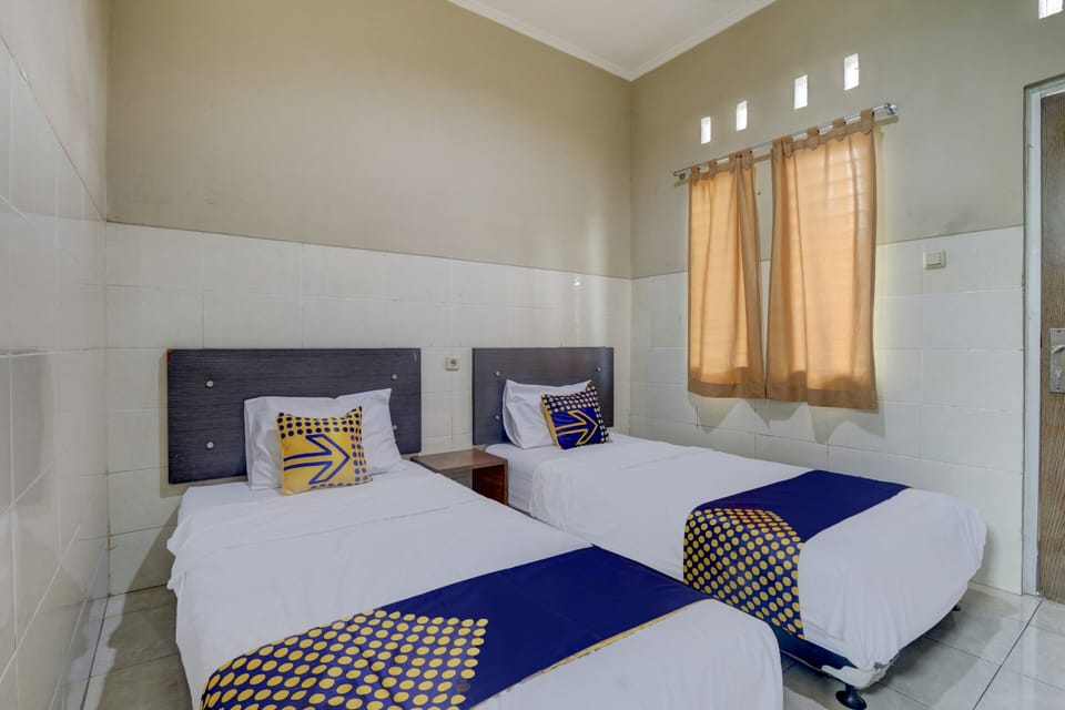 Economy Twin Room | Free WiFi, bed sheets