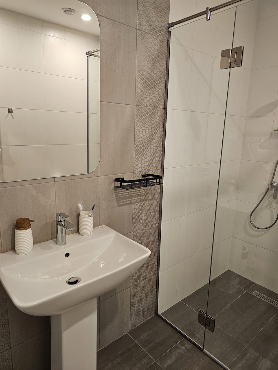Junior Double Room | Bathroom | Shower, free toiletries, hair dryer, slippers