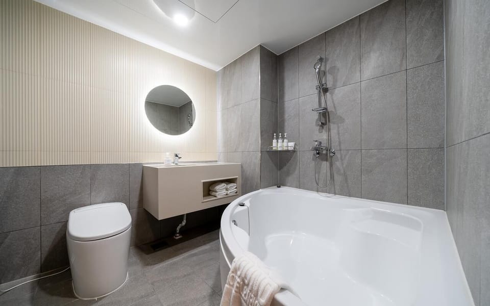 Premium Room | Bathroom | Slippers