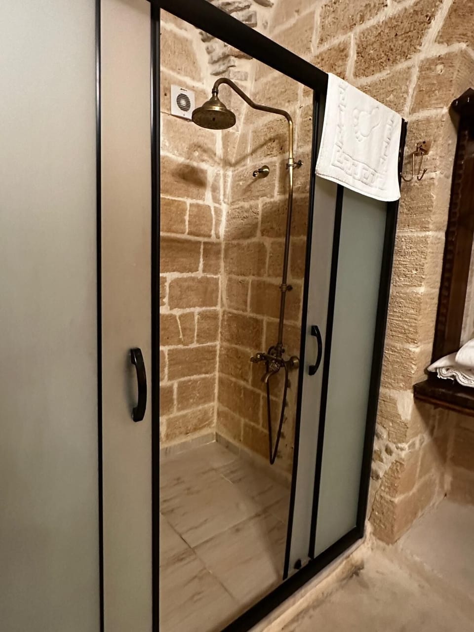 Deluxe Triple Room | Bathroom | Free toiletries, hair dryer, slippers, bidet