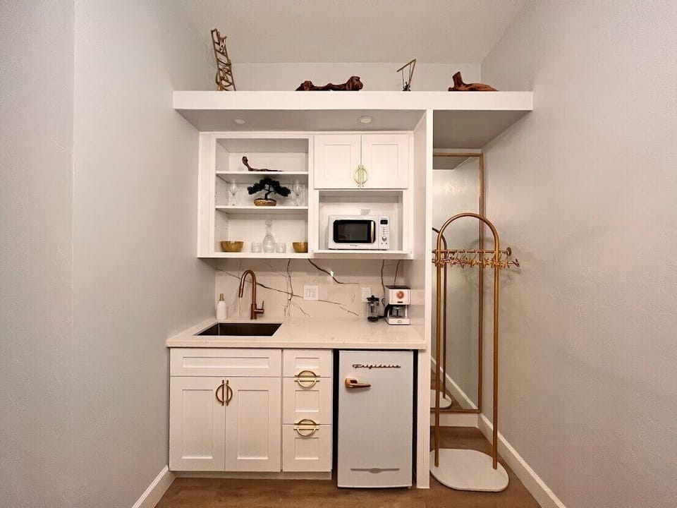 Premium Room, 1 Queen Bed | Individually decorated, individually furnished, desk, laptop workspace