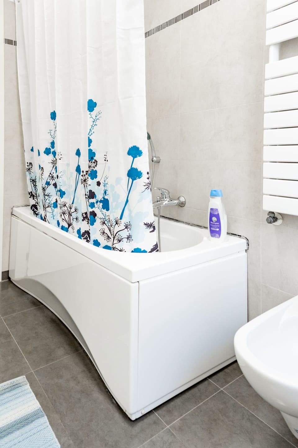 Deluxe Triple Room | Bathroom | Designer toiletries, hair dryer, slippers, towels