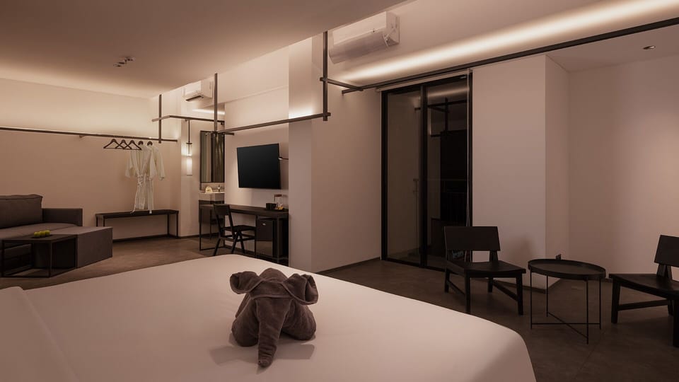 Premier Double Room, 1 King Bed, Non Smoking | Desk, soundproofing, bed sheets