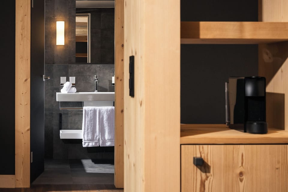 Deluxe Suite | Hypo-allergenic bedding available, in-room safe, desk, WiFi (free)