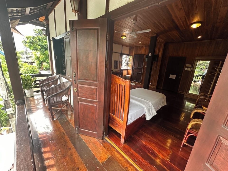 Suite | Premium bedding, pillowtop beds, desk, laptop workspace