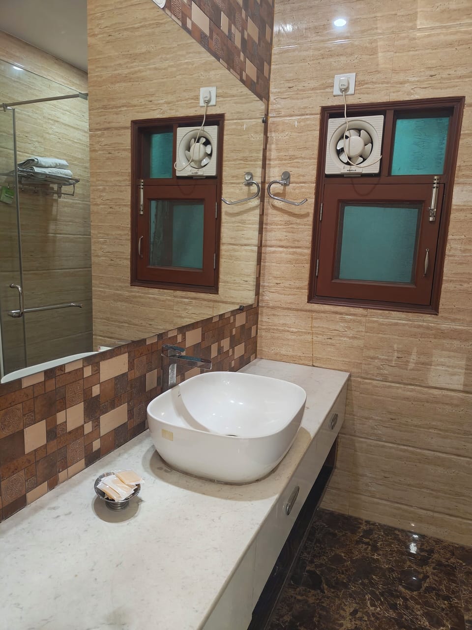 Luxury Studio Suite | Bathroom | Shower, free toiletries, bathrobes, slippers