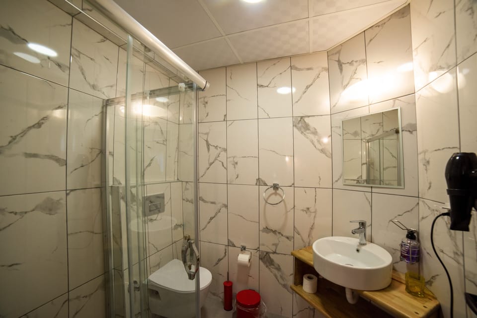 Standard Double Room, Garden View, Ground Floor | Bathroom | Shower, free toiletries, hair dryer, slippers