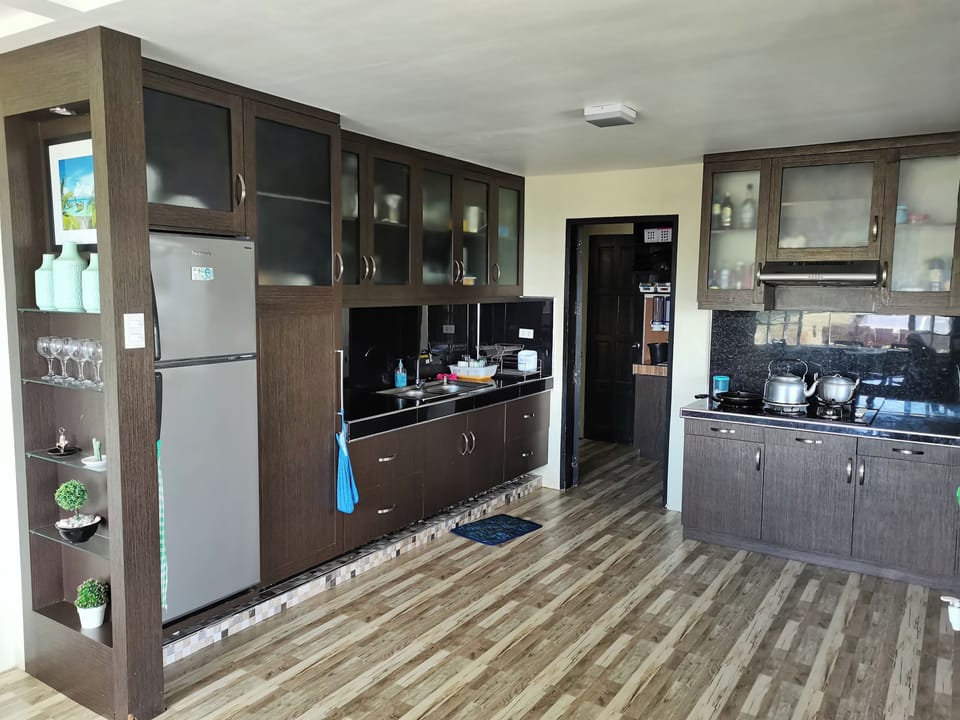 Mini-fridge, microwave, oven, stovetop