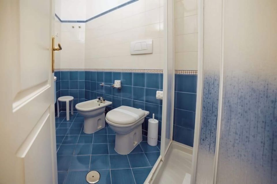 Family Apartment | Bathroom | Free toiletries, hair dryer, bidet
