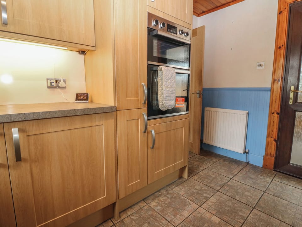 Cottage | Private kitchen | Fridge, electric kettle, toaster, cookware/dishes/utensils