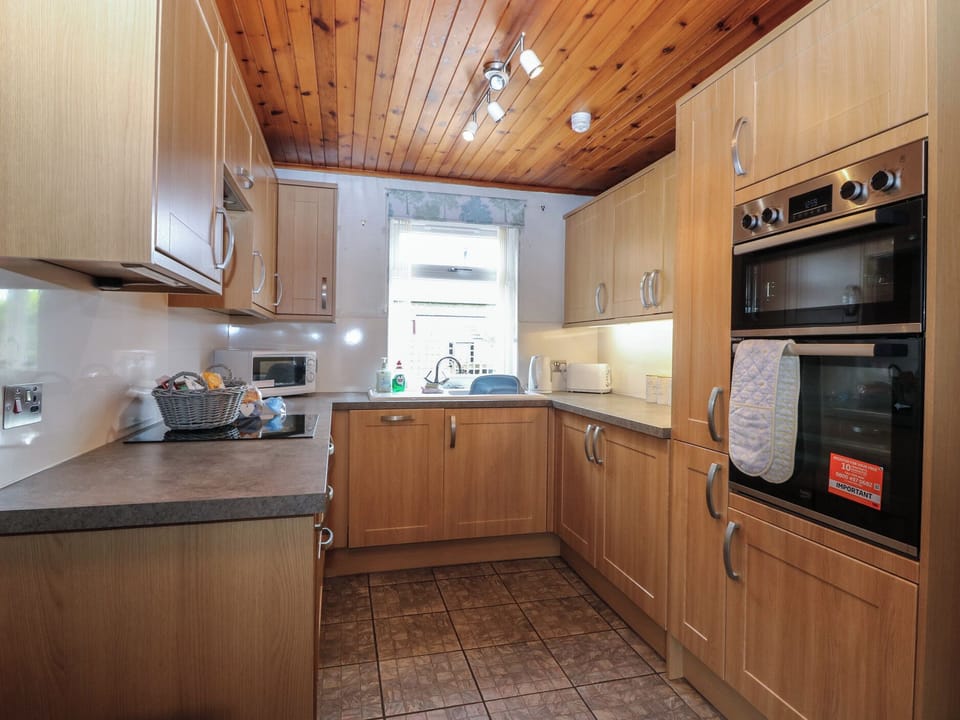 Cottage | Private kitchen | Fridge, electric kettle, toaster, cookware/dishes/utensils