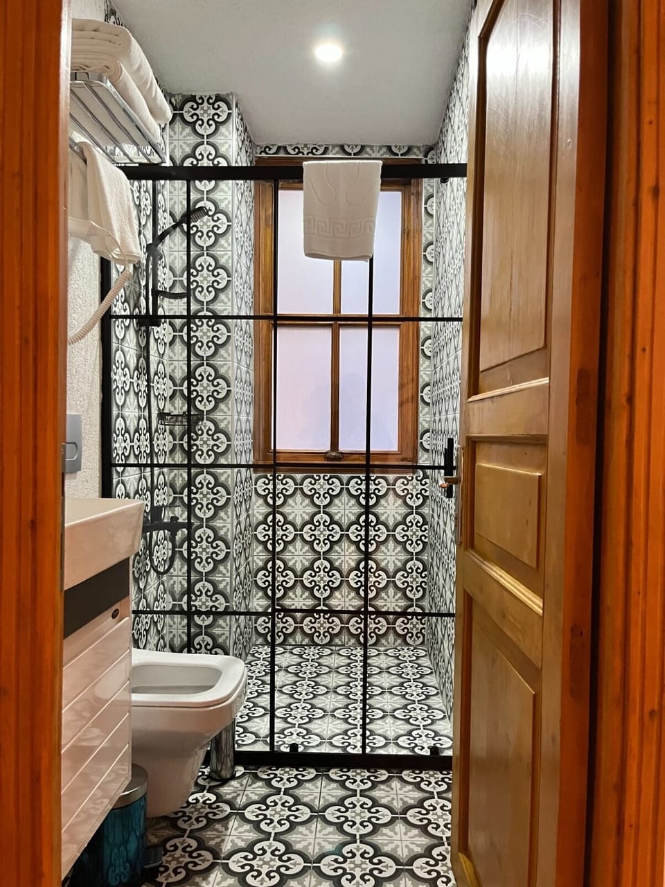 Junior Suite | Bathroom | Shower, rainfall showerhead, hair dryer, slippers