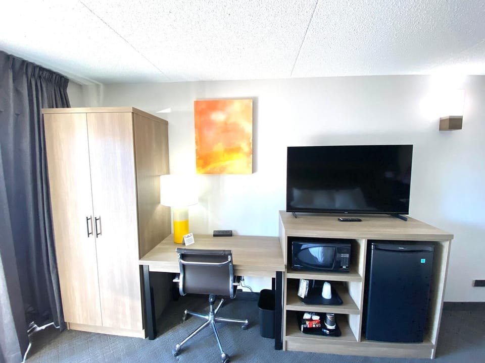 Premium bedding, desk, iron/ironing board, free WiFi