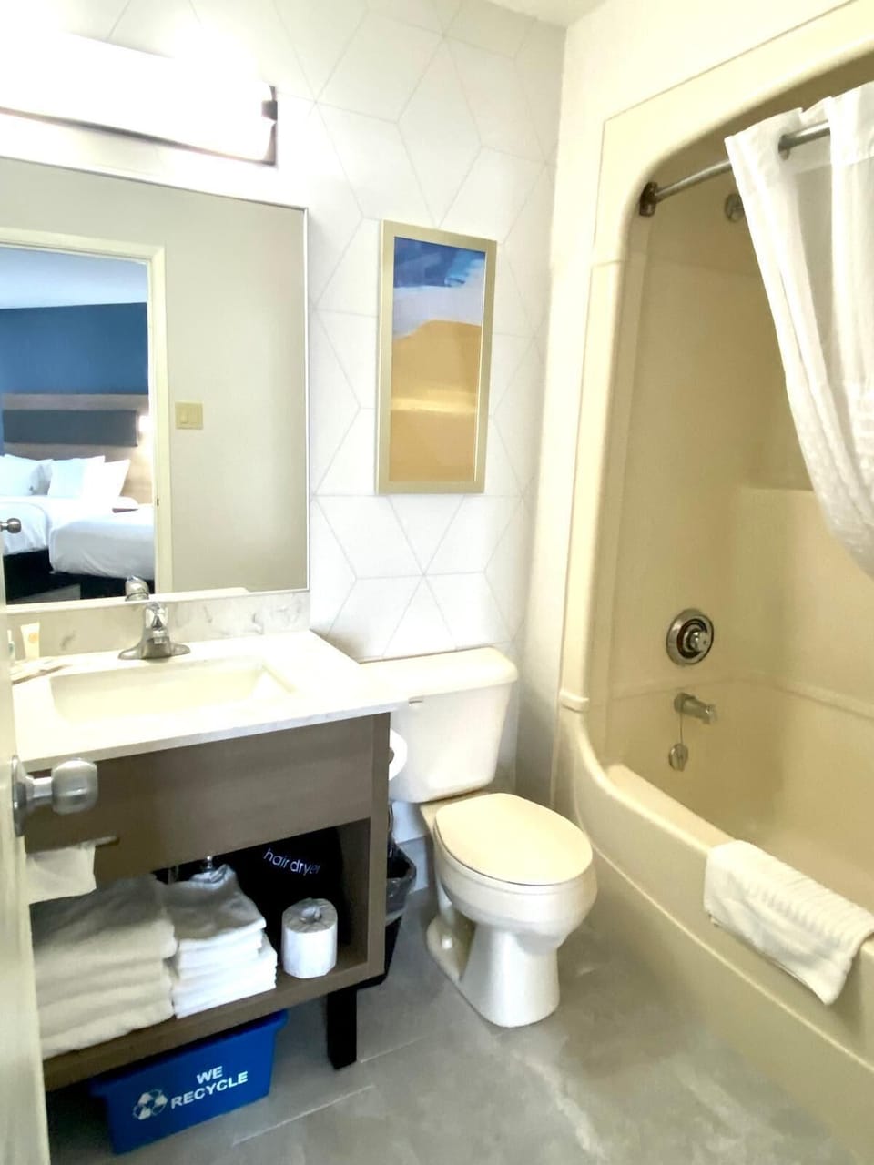 Combined shower/tub, hair dryer, towels