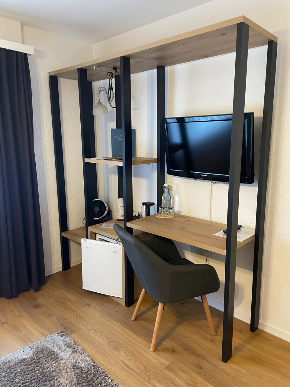 Superior Triple Room | Desk, WiFi (free), bed sheets