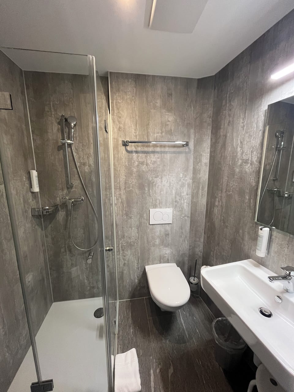 Economy Double Room | Bathroom | Free toiletries, hair dryer, towels