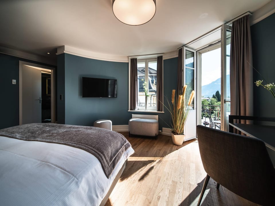 Modern, air-conditioned rooms, with balcony | Hypo-allergenic bedding, down comforters, in-room safe, desk