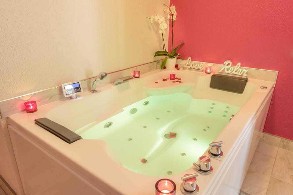 Romantic Suite | Desk, blackout drapes, free WiFi, bed sheets
