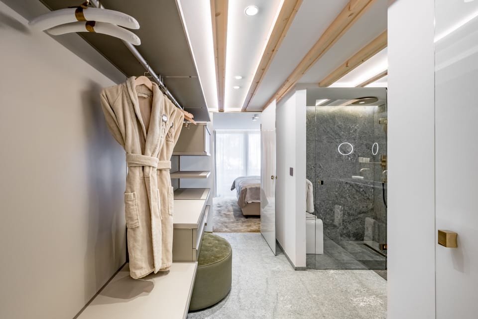 Comfort Suite, 1 King Bed, Mountain View, Slope side | Premium bedding, minibar, in-room safe, desk