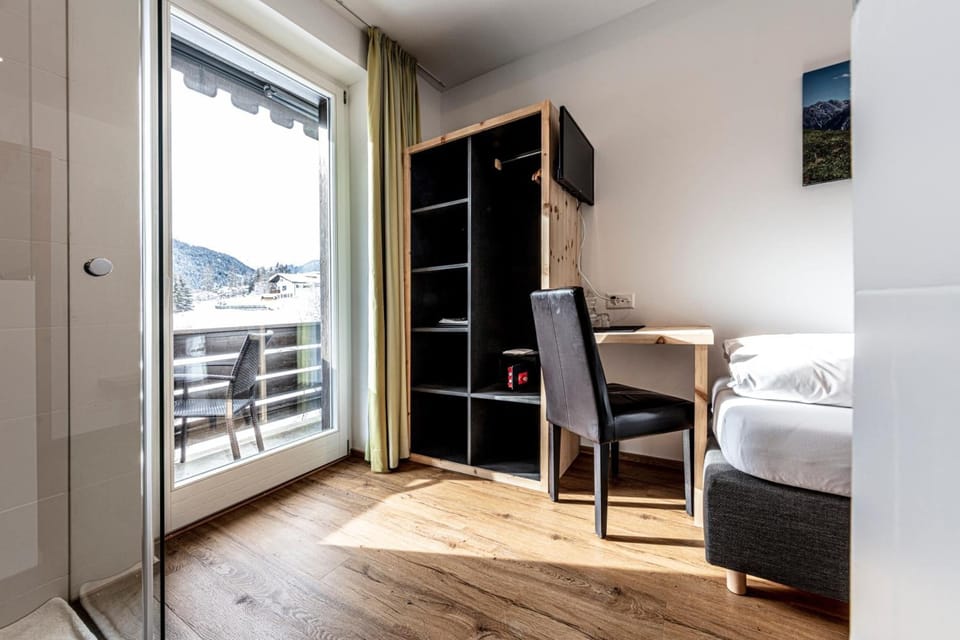 Economy Single Room | In-room safe, desk, WiFi (free), bed sheets