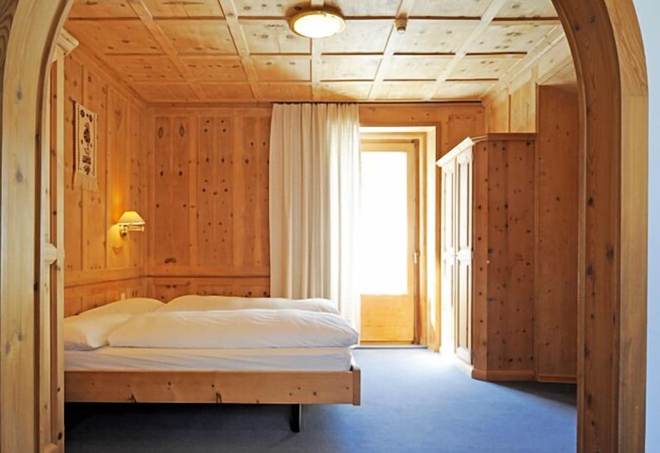 In-room safe, desk, WiFi (free), bed sheets