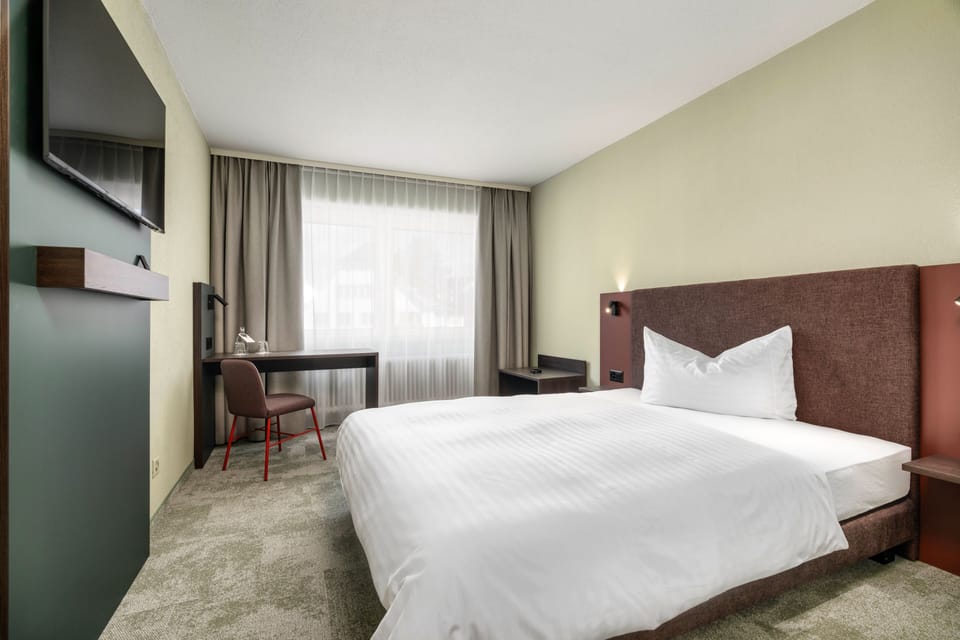Standard Queensize Room | In-room safe, desk, free WiFi, bed sheets