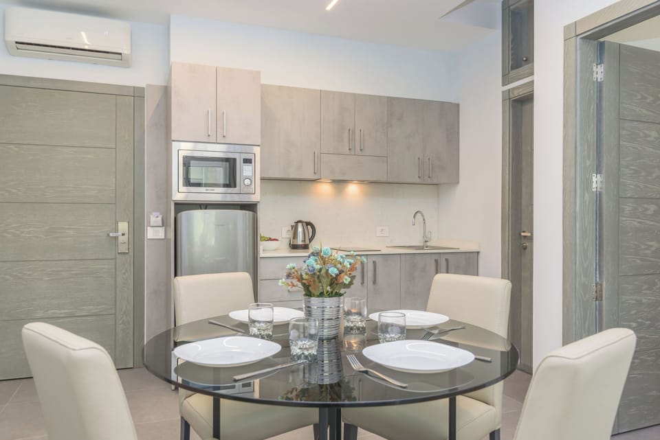 Grey 102 | In-room dining