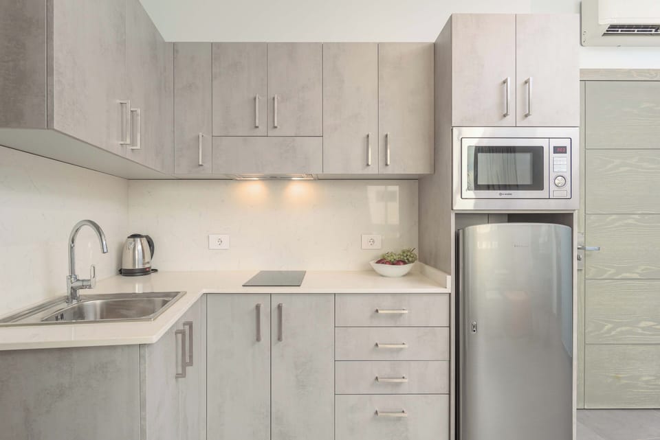 Grey 201 | Private kitchenette | Mini-fridge, microwave, electric kettle, cookware/dishes/utensils