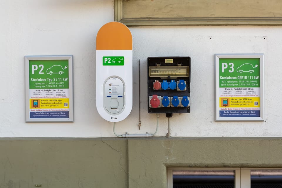 Electric vehicle charging station
