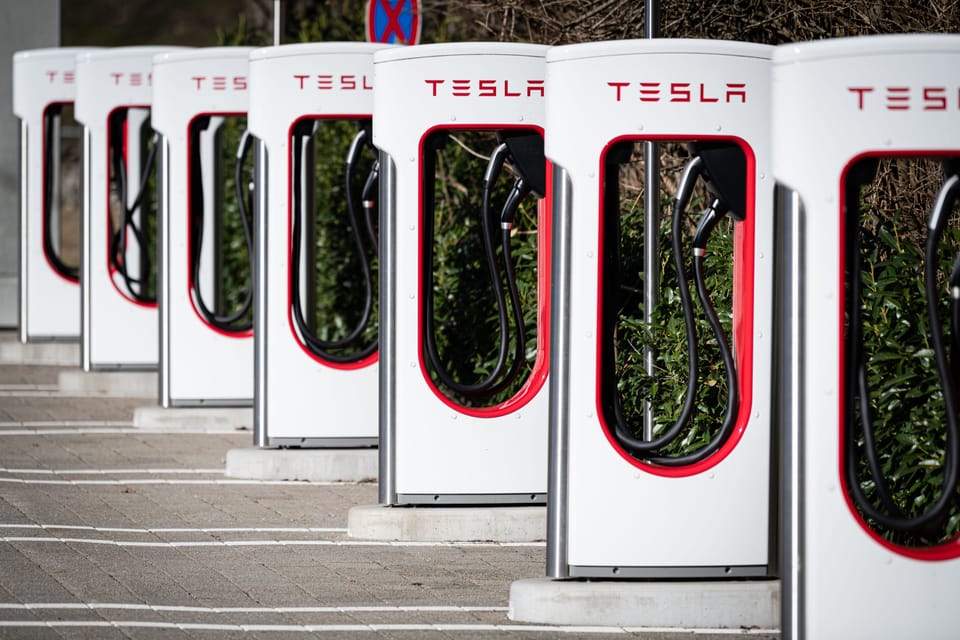 Electric vehicle charging station