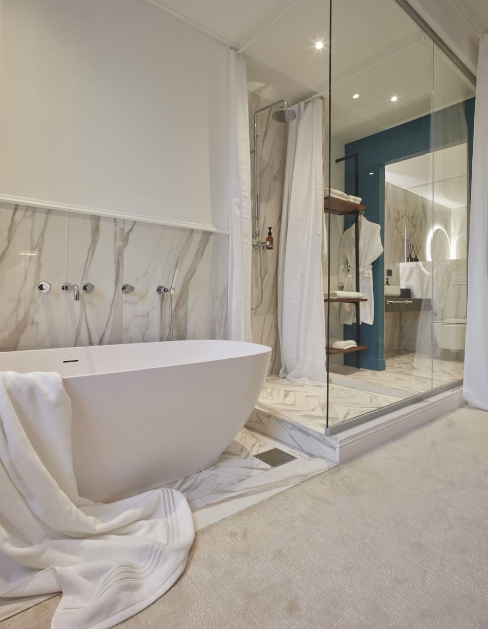 Deluxe Suite, 1 King Bed, Bathtub | Bathroom | Bathrobes, towels