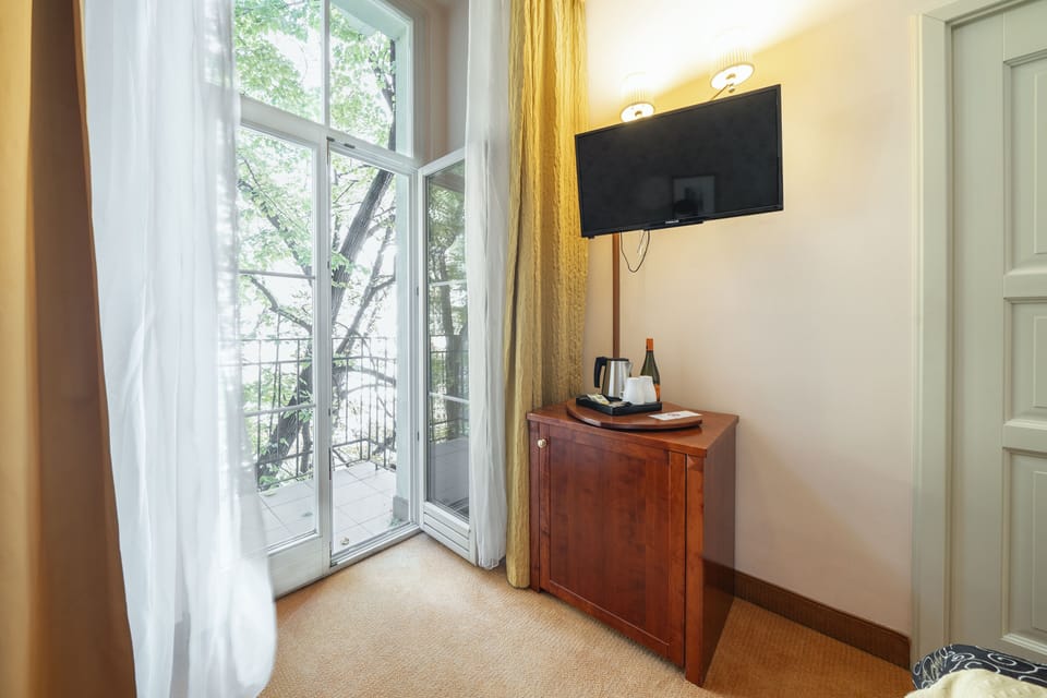 Double Room, Balcony | Soundproofing, WiFi (free), bed sheets
