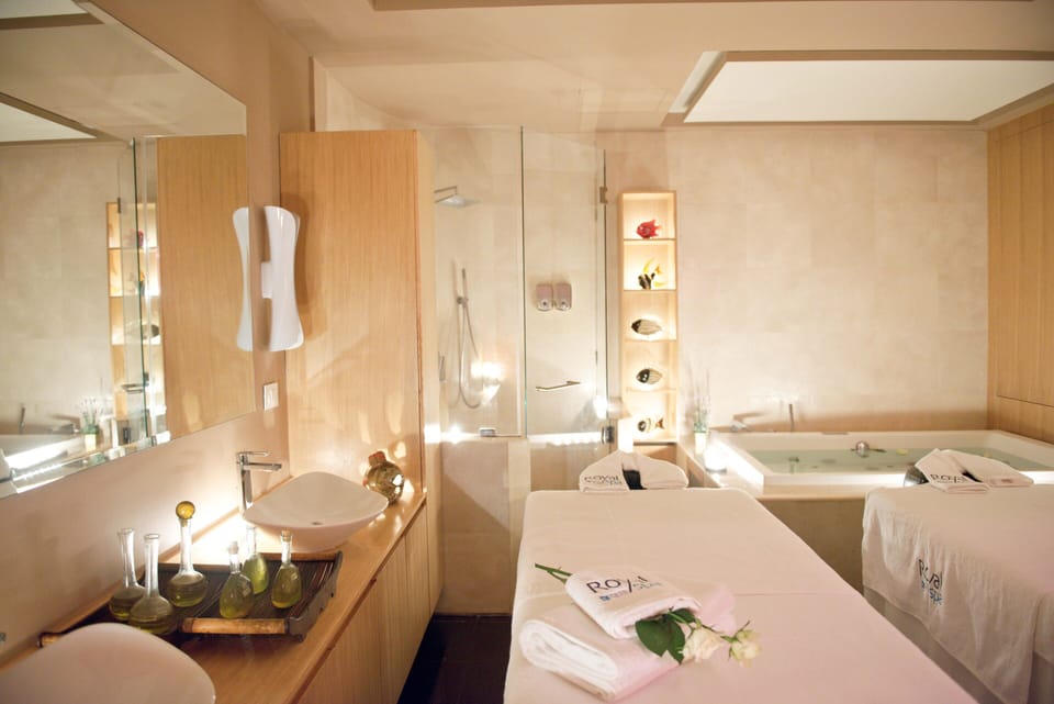 Couples treatment rooms, sauna, hot tub, Turkish bath, body treatments