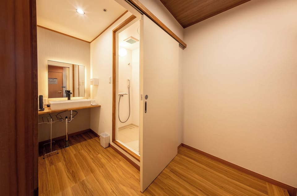 Traditional Room with shower | In-room safe, iron/ironing board, free WiFi, bed sheets