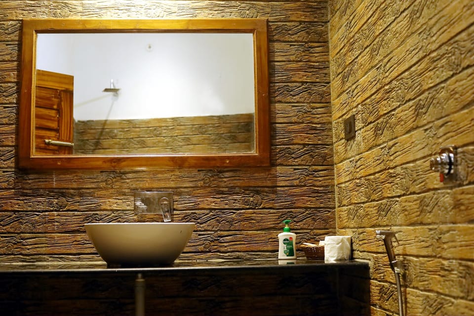 Suite Room | Bathroom | Shower, rainfall showerhead, free toiletries, hair dryer