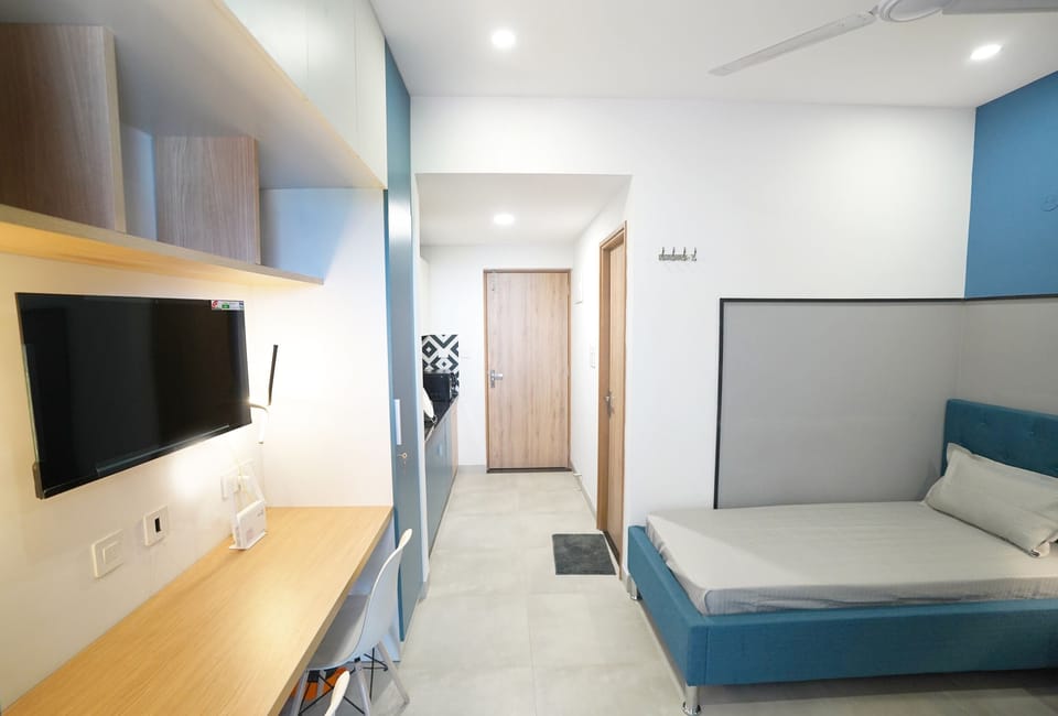 Deluxe Studio, 1 Queen Bed | Extra beds