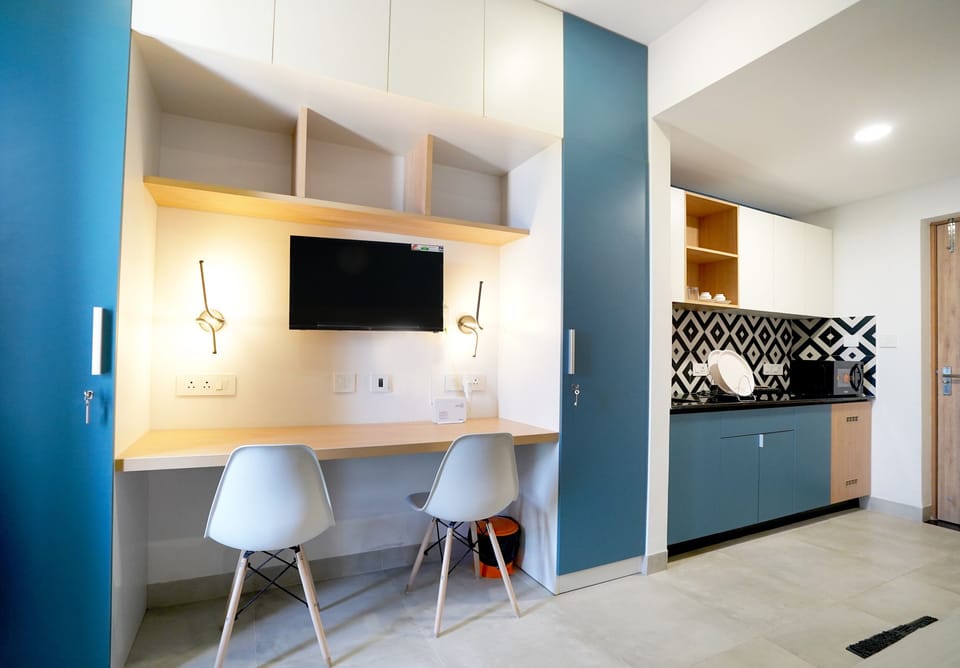 Deluxe Studio, 1 Queen Bed | Shared kitchen