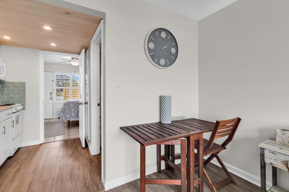 Signature Condo, 1 Bedroom, Balcony, Ocean View | In-room dining