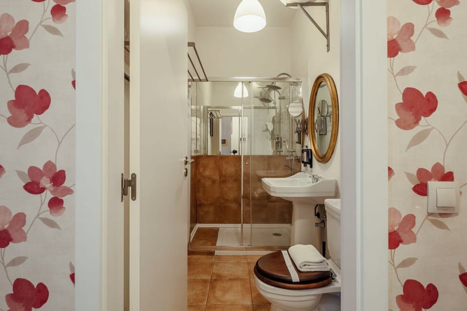 Comfort Apartment (1) | Bathroom | Free toiletries, hair dryer