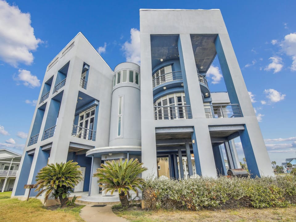 House (4 Bedrooms) | Front of property