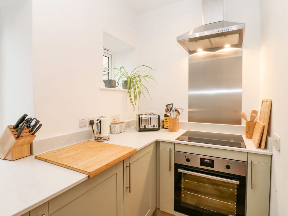 Cottage | Private kitchen | Fridge, electric kettle, toaster, cookware/dishes/utensils