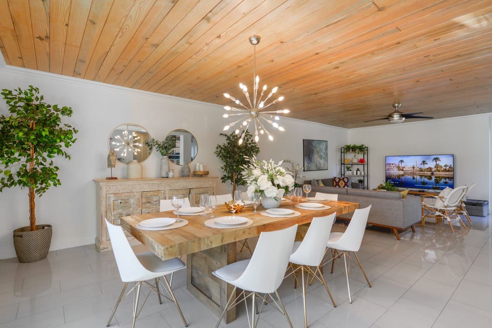 Deluxe Apartment | Dining room