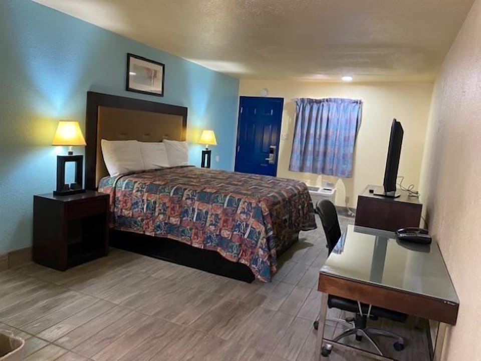 Comfort Room | Desk, soundproofing, iron/ironing board (on request), WiFi (free)