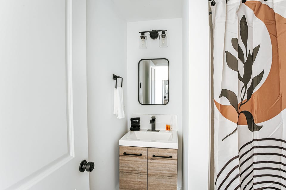 Comfort Room 1 Queen | Bathroom | Shower, rainfall showerhead, free toiletries, hair dryer