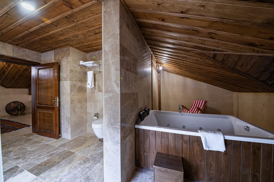 Honeymoon Room | Bathroom | Shower, free toiletries, hair dryer, slippers
