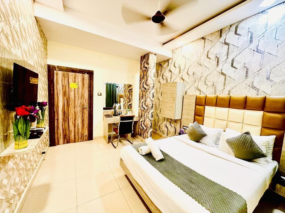 Egyptian cotton sheets, premium bedding, pillowtop beds, minibar