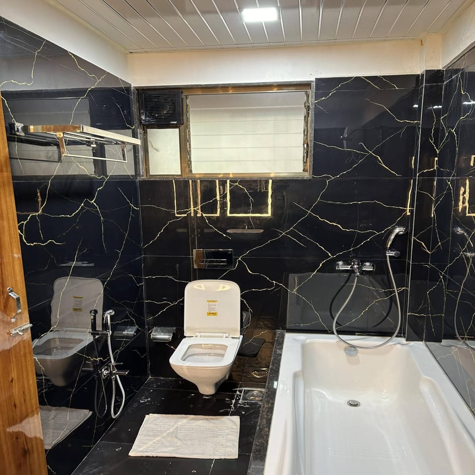 Superior Room | Bathroom | Shower, rainfall showerhead, free toiletries, towels