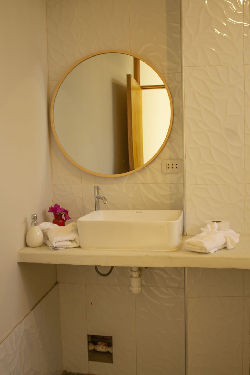 Comfort Double Room, 4 Bedrooms | Bathroom | Shower, rainfall showerhead, free toiletries, towels